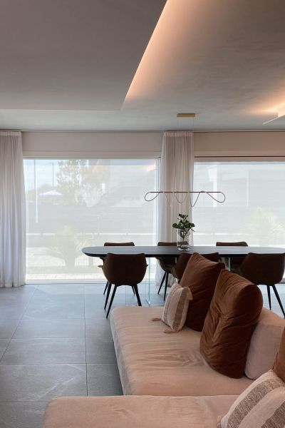 Serramento alzante scorrevole su misura in una nuova costruzione a Noventa Vicentina. Infissi in legno-alluminio ad alte prestazioni energetiche con soglia ribassata per un passaggio fluido tra interno ed esterno