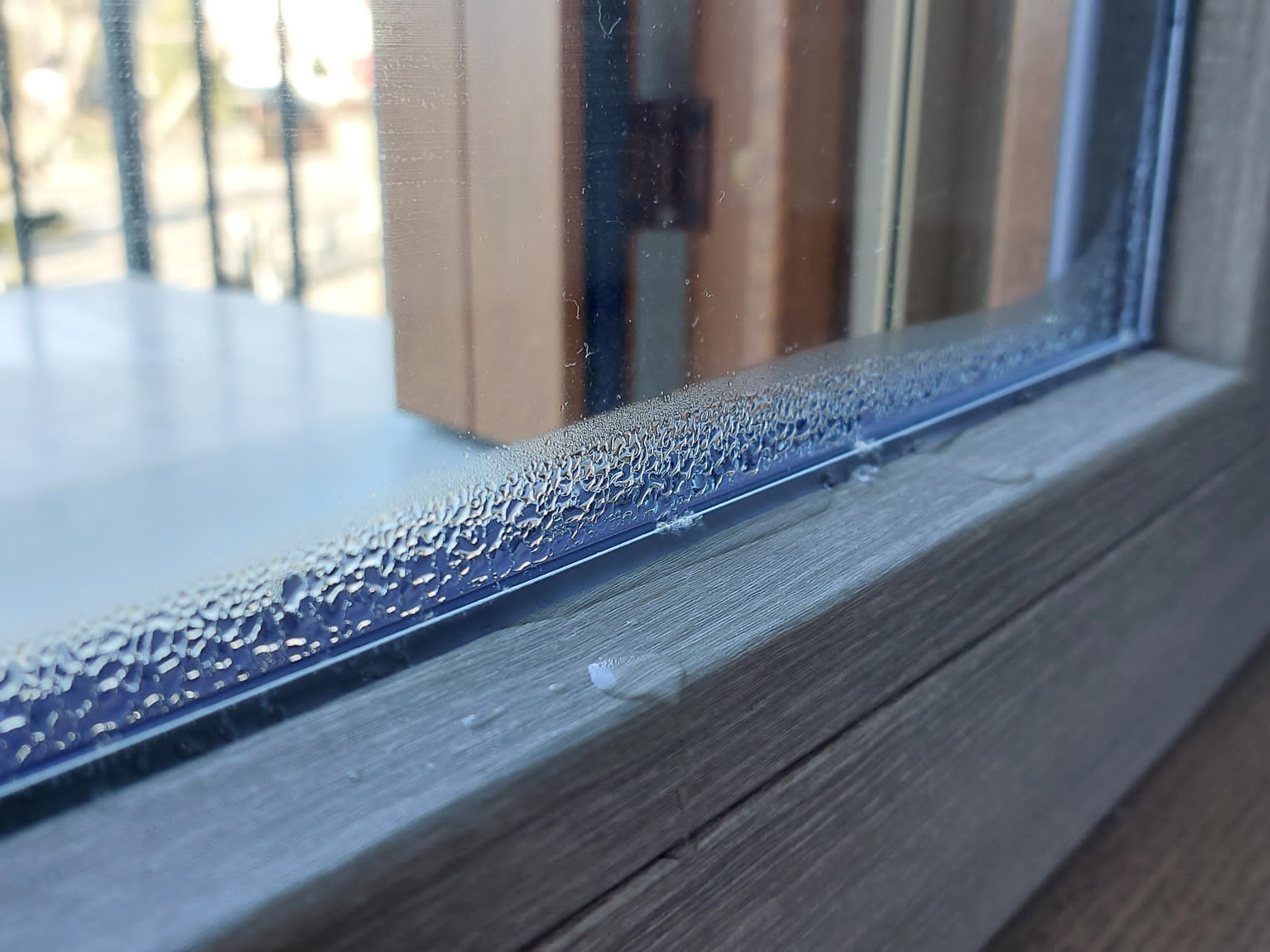 Esempio di condensa su un nuovo infisso moderno causata da scarso ricambio d'aria