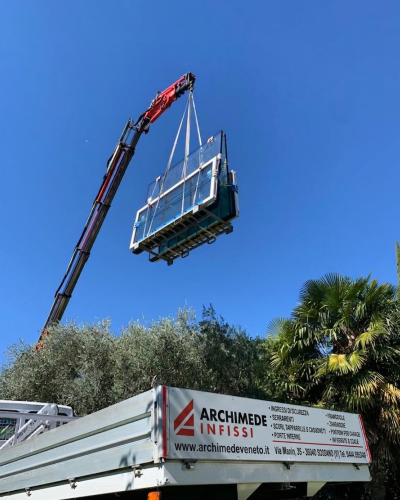 Consegna e installazione serramento con gru – Archimede Infissi Vicenza