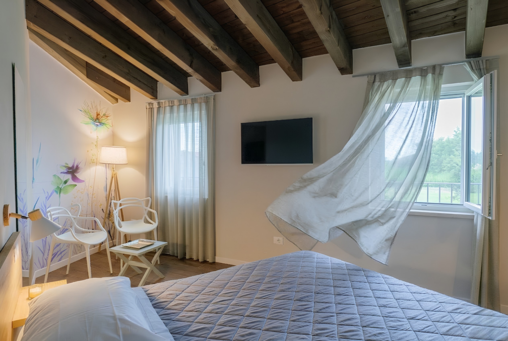 Esempio di comfort domestico e isolamento termico ottenuto grazie alla corretta manutenzione periodica di questi infissi bianchi ad alta efficienza