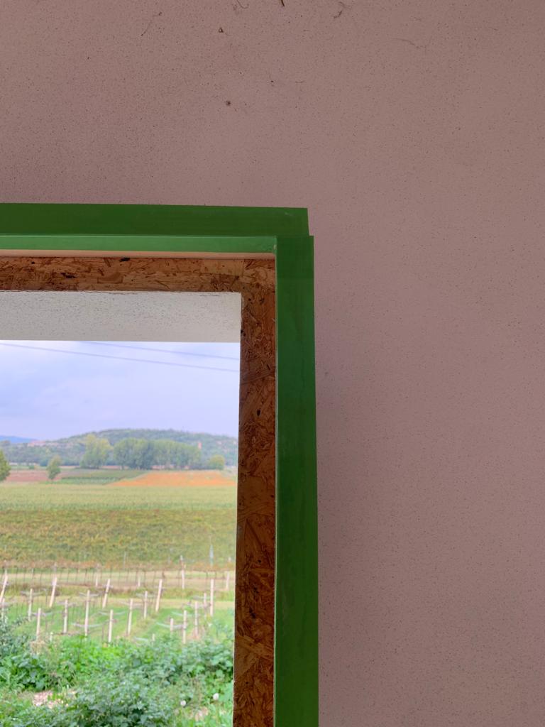 Dettaglio dell'angolo superiore di un controtelaio per finestre in legno OSB e spalle isolate.